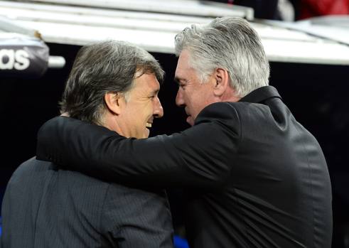 L'abbraccio tra Tata Martino e Carlo Ancelotti. Afp